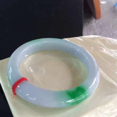 正装飘辣绿镯，鲜艳亮丽，水润细腻，完美
