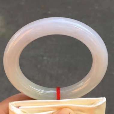 54.5圈口圆条手镯,淡紫底,条肥,底庄细腻,完美,贵气十足,圈口对的可以收,尺寸54.5*11.4 54.5圈口圆条手镯,淡紫底,条肥,底庄细腻,完美,贵气十足,圈口对的可以收,尺寸54.5*11.4