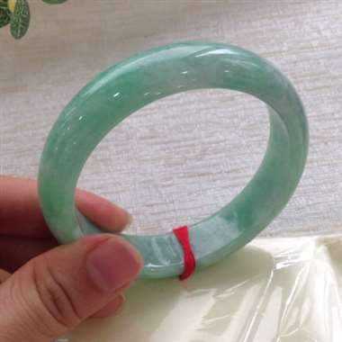 糯种带色正圈手镯，有微纹不抠手，不影响上手效果，实物更美丽！