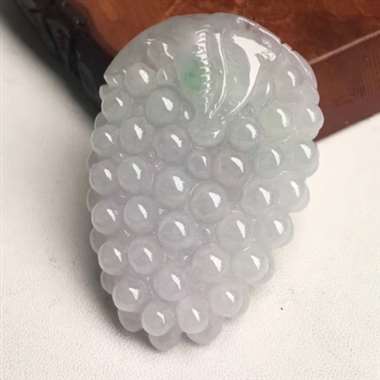 翡翠紫罗兰葡萄吊坠，颜色漂亮，水润起光，厚装完美，性价比高，大小：60.1/41/12.5mm