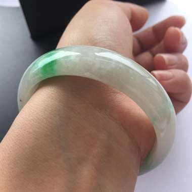 糯种飘花正圈手镯，内圈有一微纹，不扣手，尾图可见。尺寸：53.7*15.1*7.3