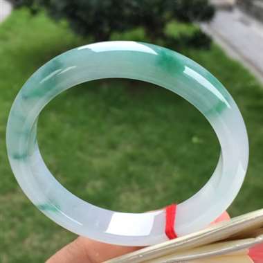 正圈，糯冰种飘绿，尺寸56.0-11.3-7.7，冰润细腻，种老水头足，完美