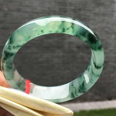 正圈，冰种飘花，尺寸54.8-14.5-7.0，冰润通透，种老起光，胶感十足，飘花灵动飘逸，实物比图