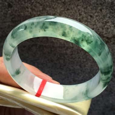 正圈,冰种飘花,尺寸57.6-14.9-7.3,冰润通透,种老起光,飘花灵动飘逸,底子干净清爽,完美 正圈,冰种飘花,尺寸57.6-14.9-7.3,冰润通透,种老起光,飘花灵动飘逸,底子干净清爽,完美