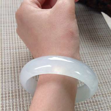 17041327#正圈尺寸：57.9x16.6x7.7mm 白冰镯，非一般的宽版，种水清亮均匀，清爽