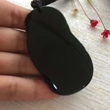 冰种极品墨翠观音，黑度极度黑，玉质细腻，打灯通透阳绿，少杂质，纯手工打造，线条柔美流畅，厚装大件。尺