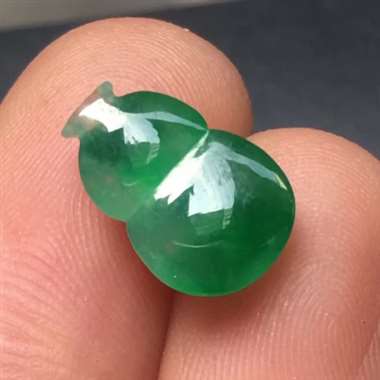 阳绿葫芦，尺寸:11.8*7.8*4.1mm，完美，种水一流，饱满，飘阳绿，镶嵌翻翻。H17