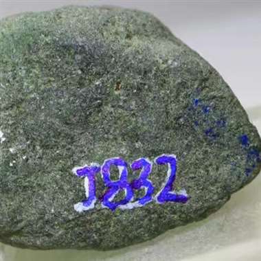 DLL53新货水翻沙全赌料底色好，重量424克，规格8.8*6.7*4.5cm，种老水好 打灯全透