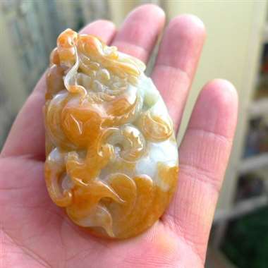 ︰翡翠如意龙牌玉吊坠 ︰70*42*21毫米(长*宽*厚)取最大值手工测量