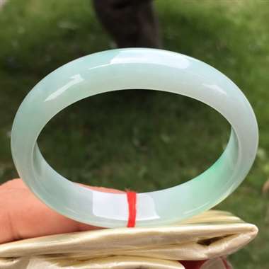 豆绿贵妃，尺寸52.9-12.0-6.2，水润细腻，颜色亮丽，底子干净清爽，完美