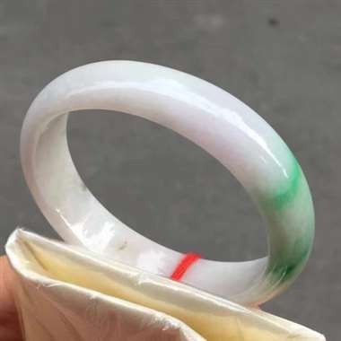 53.1圈口贵妃，色阳，底庄细腻，版型好，无纹裂，末端图有黑点，尺寸53.1*45.2*12.9*6
