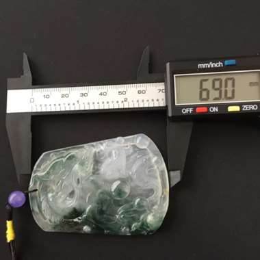 冰种飘花龙牌挂件。尺寸：69.0-48.7-8.2