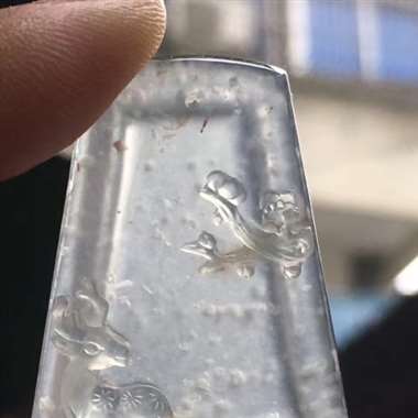 精致浮雕梅花鹿牌，尺寸：35*26.1*6.5mm，种好水足，胶感十足，飘雪花棉，雕工精致，品相佳，