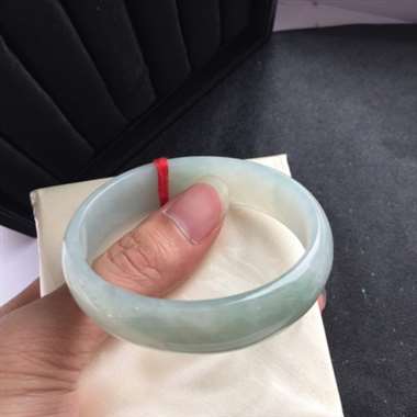 翡翠手镯 糯种浅绿贵妃镯 长径56.6 短径50.5 底细干净 完美无裂