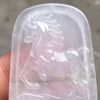 福利！冰种淡紫马牌：完美无裂纹，种水好，玉质细腻，雕工精致，色泽漂亮，饱满，尺寸：48.9/33.6