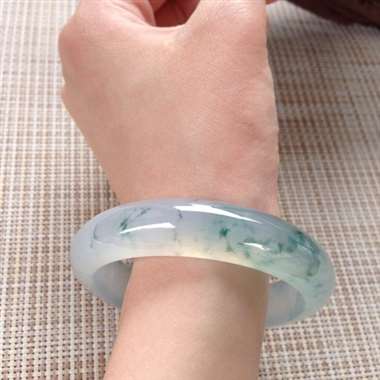 17041516#正圈尺寸：55.3x13.3x7.8mm 冰飘花镯，版型很大方，种水均匀充足，花色