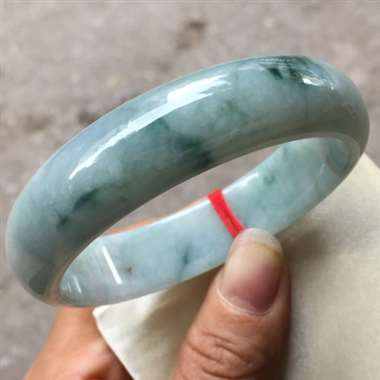 翡翠A货：糯种飘花.正圈手镯.料子细腻.清爽.种老水头足.完美无纹裂.尺寸：58.6mm15.3mm