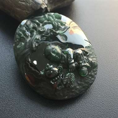 冰种墨翠完美童子挂件。玉质细腻，打灯通透阳绿，纯手工打造，雕工精湛，线条流畅柔美。尺寸：35.6-2