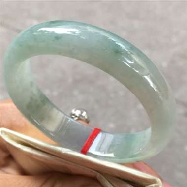 翡翠A货：冰种飘花.正圈手镯.料子清爽干净.种老水头十足.完美无瑕.尺寸：53mm13mm6.7mm
