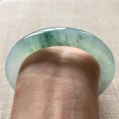 高冰起胶飘花圆条手镯，规格：58*11.8*11.1，老坑料，种水足，胶感强，底子细腻润泽！