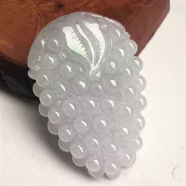 翡翠紫罗兰葡萄吊坠,颜色漂亮,水润起光,厚装完美,性价比高,大小:60.1/41/12.5mm 翡翠紫罗兰葡萄吊坠,颜色漂亮,水润起光,厚装完美,性价比高,大小:60.1/41/12.5mm