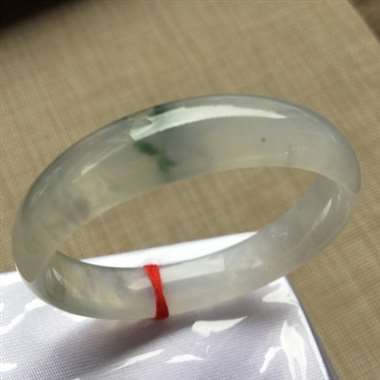 缅甸翡翠A货，冰种飘花手镯，完美性价比超高，上手效果更好，手慢无货啦。小手的福利。