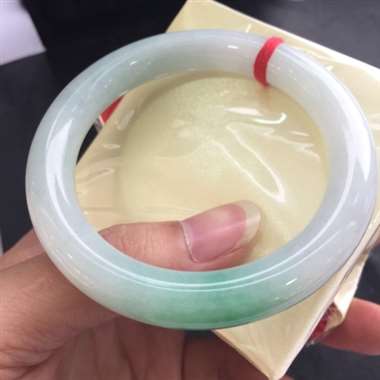 糯种浅色圆条白底青镯 玉质细腻干净 完美无裂 性价比超高