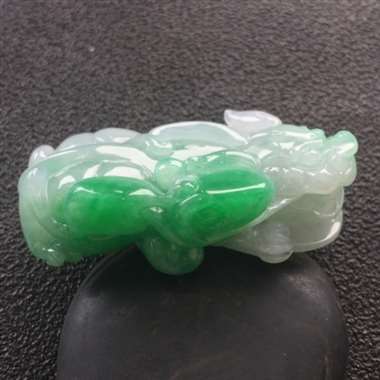 飘阳绿翡翠貔貅 尺寸:43.7-22.6-12.9mm 飘阳绿翡翠貔貅 尺寸:43.7-22.6-12.9mm