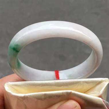 53.1圈口贵妃,色阳,底庄细腻,版型好,无纹裂,末端图有黑点,尺寸53.1*45.2*12.9*6 53.1圈口贵妃,色阳,底庄细腻,版型好,无纹裂,末端图有黑点,尺寸53.1*45.2*12.9*6