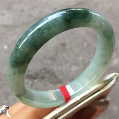 翡翠A货：冰种飘花.正圈手镯.料子清爽干净.种老水头十足.有点棉絮.完美无瑕纹裂.尺寸：55mm12