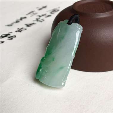 冰绿 竹节 冰底 绿竹节 质地细腻 冰透感好 种好色辣 巧雕了一只小螳螂 好可爱 尺寸 32x16x
