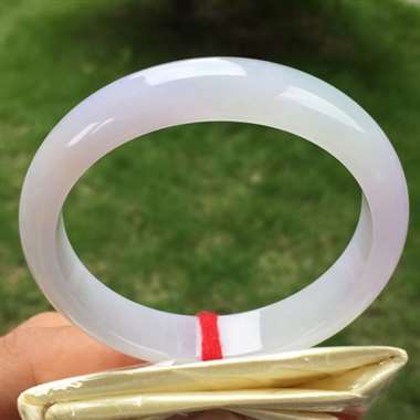 糯冰种紫罗兰正圈，尺寸56.5-12.4-6.9，水润细腻，颜色亮丽，完美