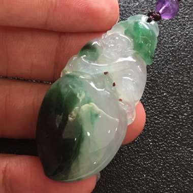 冰种飘花猴子献桃挂件 色泽艳丽 玉质细腻干净 清爽