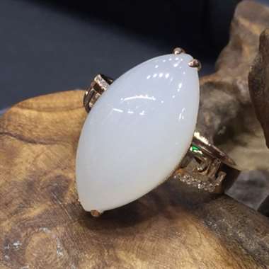 规格20.5*11mm 和田玉马眼形戒指，18k金镶嵌天然钻石，马眼让金玉的结合更有型，犹如花的形状