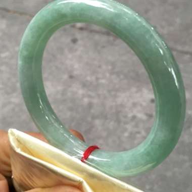 翡翠A货：冰糯种.豆绿色.圆条手镯.料子清爽干净.种老水头足.完美无瑕.尺寸：56.2mm11mm1