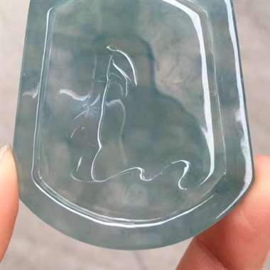 L冰种满蓝紫《文殊菩萨》。油润细腻冰透起钢光，水润怡人，完美