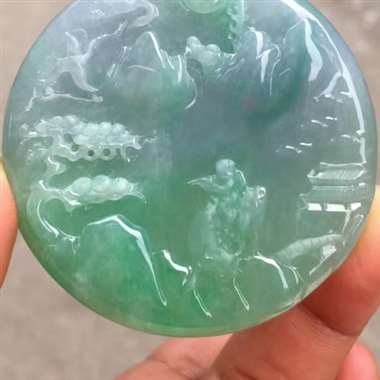 L2⃣️冰种春带彩《一品江山》。油润细腻冰透起光，水润怡人，完美厚庄，高大上，实物更美