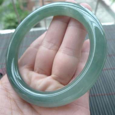 11816完美无纹裂好种水润满色釉绿圆条手镯 圈口56-9.2mm 料子细腻 颜色均匀 有种有色 实