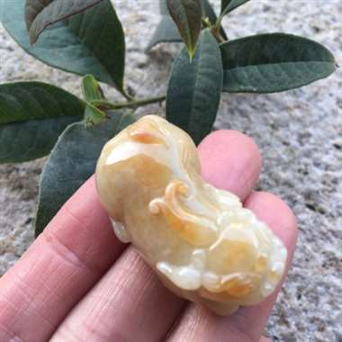 缅甸翡翠A货,很有味道的貔貅,天然的黄翡,谁带上他会天天生财,手慢无货。尺寸36.6/20.2/16 缅甸翡翠A货,很有味道的貔貅,天然的黄翡,谁带上他会天天生财,手慢无货。尺寸36.6/20.2/16