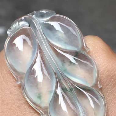高冰种飘花叶子,尺寸:39*22.2*4.2mm,完美无纹裂,冰透起光,品相极佳,有孔可直接佩戴H1 高冰种飘花叶子,尺寸:39*22.2*4.2mm,完美无纹裂,冰透起光,品相极佳,有孔可直接佩戴H1
