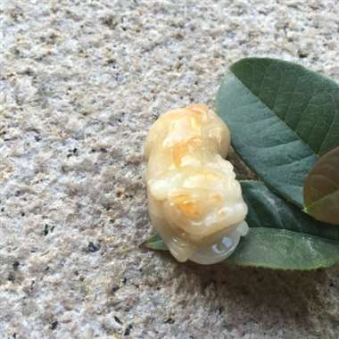 缅甸翡翠A货，很有味道的貔貅，天然的黄翡，谁带上他会天天生财，手慢无货。尺寸36.6/20.2/16