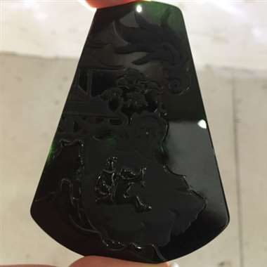 冰种墨翠完美观音，黑度极度黑，纯手工打造，雕工精细尺寸：68.3-50.1-8.0