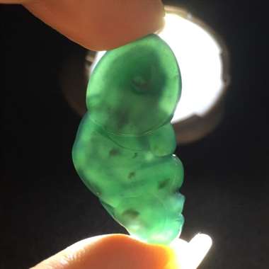 冰种优质墨翠宝宝佛，完美无纹裂，玉质细腻，黑度极度黑，打灯通透翠绿，纯手工打造，线条流畅柔美。尺寸：