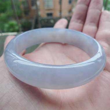 111425完美无纹裂好种淡紫正装手镯 种色一流，冰透细腻，老种起荧光，颜色淡紫色 惊艳迷人