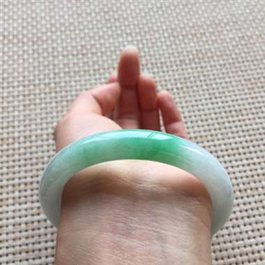 冰阳绿圆条手镯，口径：55.7*9.6*8.7，46.81g，有纹无抠感，不影佩戴效果！