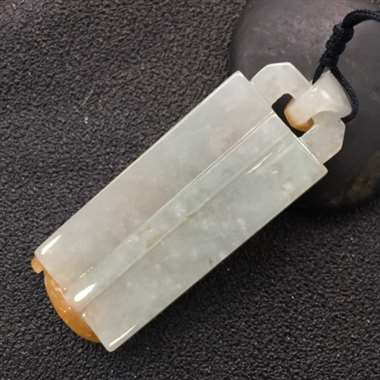飘黄祥龙挂件 尺寸：52.9-19.8-8.1mm