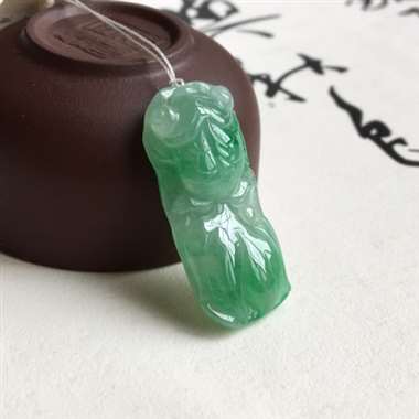 阳绿 金鱼 整体阳绿 质地细腻 水润 种好色美 雕刻工艺精湛 栩栩如生 佩戴漂亮 有细纹 不影响 尺
