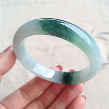 天然翡翠A货糯种飘花正圈手镯有点小碎纹