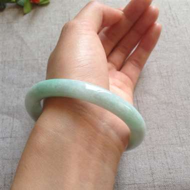 冰辣绿小圆条手镯，有微纹，打灯可见，不影响佩戴效果！