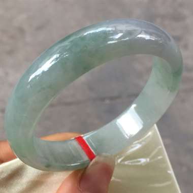 翡翠A货：冰种飘花.正圈手镯.料子清爽干净.种老水头十足.完美无瑕.尺寸：53mm13mm6.7mm